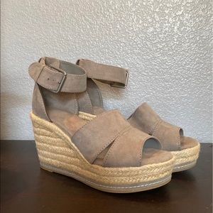 Universal Thread Wedge Sandals size 9.5